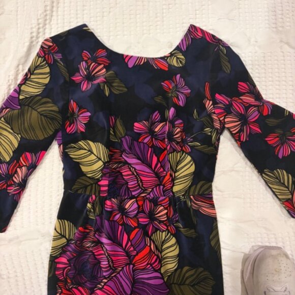 Trina Turk 3/4 sleeve Black Velvet Dress with Floral Patter Size 2 - Picture 4 of 7